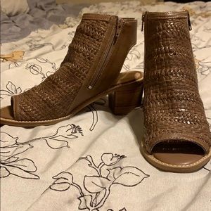 ⭐️NEW w/out tags⭐️ Very volatile women’s booties